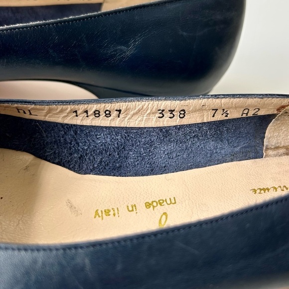 Ferragamo Vara Low Heel Bow Pumps Navy Blue Leather Size 7.5 A2 Narrow - Picture 10 of 10